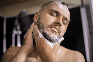 Descubra dicas essenciais para manter sua barba impecável. Saiba como lavar, hidratar, aparar e pentear seus fios com eficiência. Encontre produtos e tratamentos ideais para uma barba saudável e estilosa. Agende uma avaliação gratuita na Clínica Humanitá e conquiste o visual perfeito para sua barba."