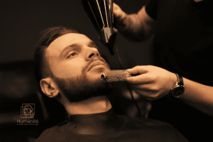 Descubra dicas essenciais para manter sua barba impecável. Saiba como lavar, hidratar, aparar e pentear seus fios com eficiência. Encontre produtos e tratamentos ideais para uma barba saudável e estilosa. Agende uma avaliação gratuita na Clínica Humanitá e conquiste o visual perfeito para sua barba."